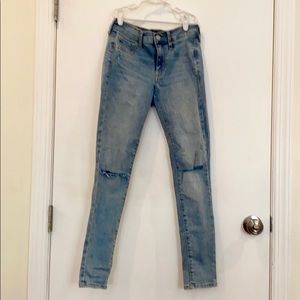 GAP Mid-Rise Distressed Favorite Jegging (25)